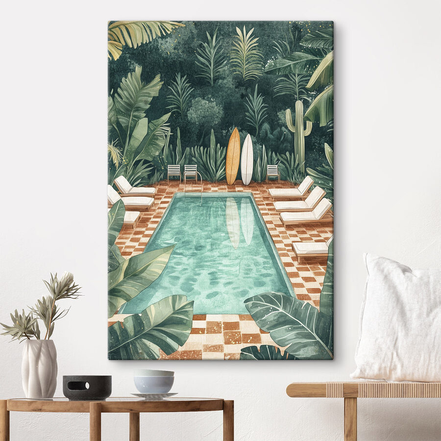 Pool mit Stühlen und Surfbrettern in der Mitte