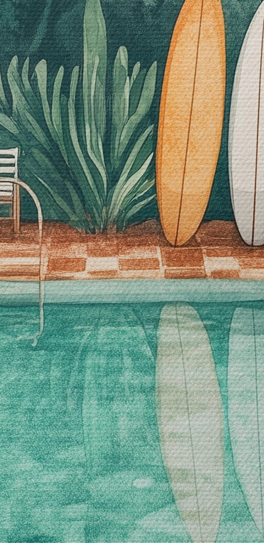 Pool mit Stühlen und Surfbrettern in der Mitte