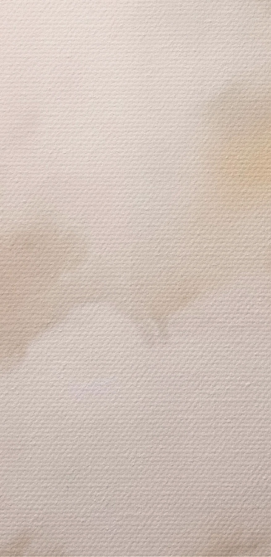 Heitere Wolken über ruhiger Landschaft