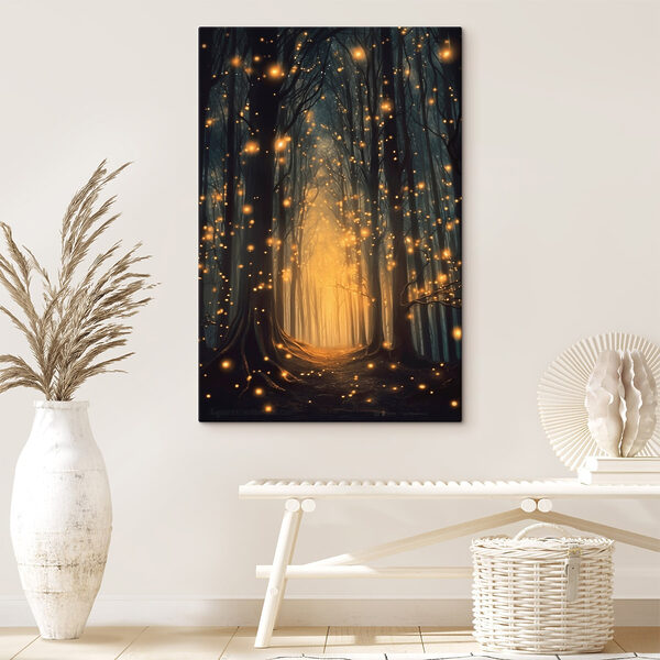 Weg durch einen Wald mit vielen Bäumen mit Lichtern Weg durch einen Wald mit vielen Bäumen mit Lichtern