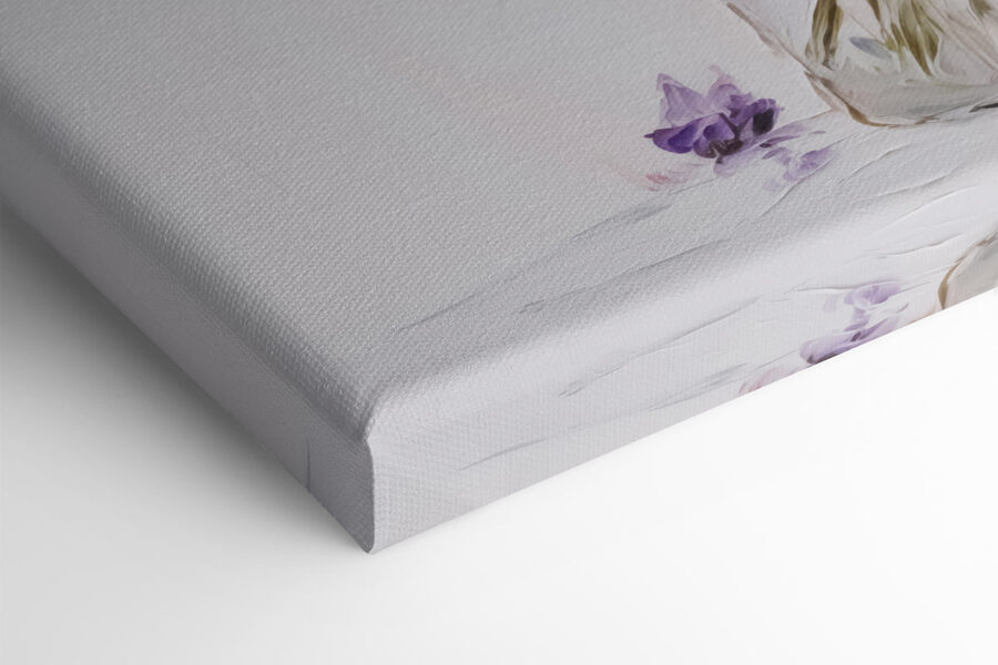 Gemälde mit lila Blumen in einer Glasvase