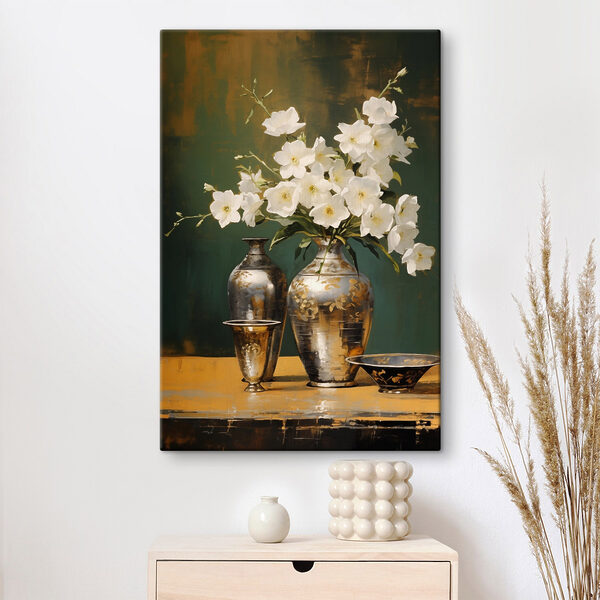 Vase mit weißen Blumen und einer Schale Vase mit weißen Blumen und einer Schale