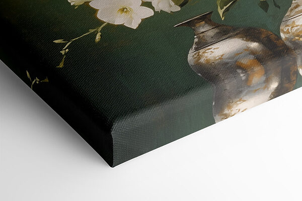 Vase mit weißen Blumen und einer Schale Vase mit weißen Blumen und einer Schale