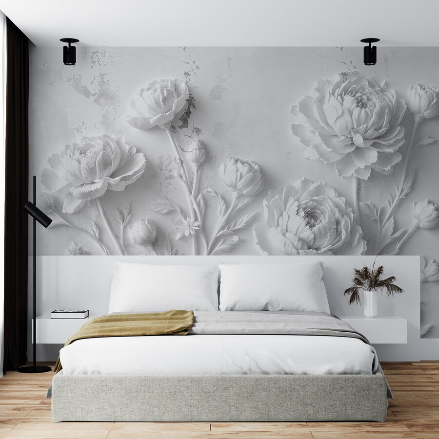 Weiße Blumenschnitzerei an einer Wand