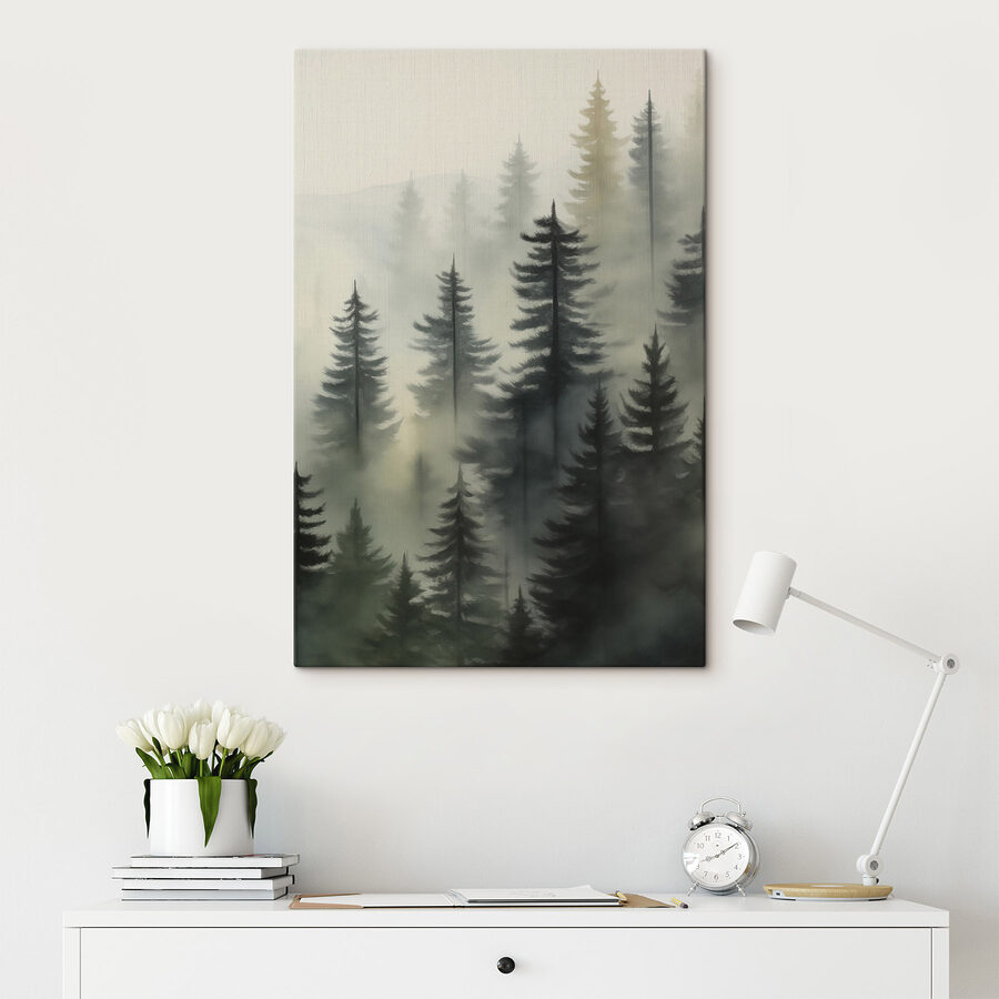 Nebliger Wald mit Bäumen