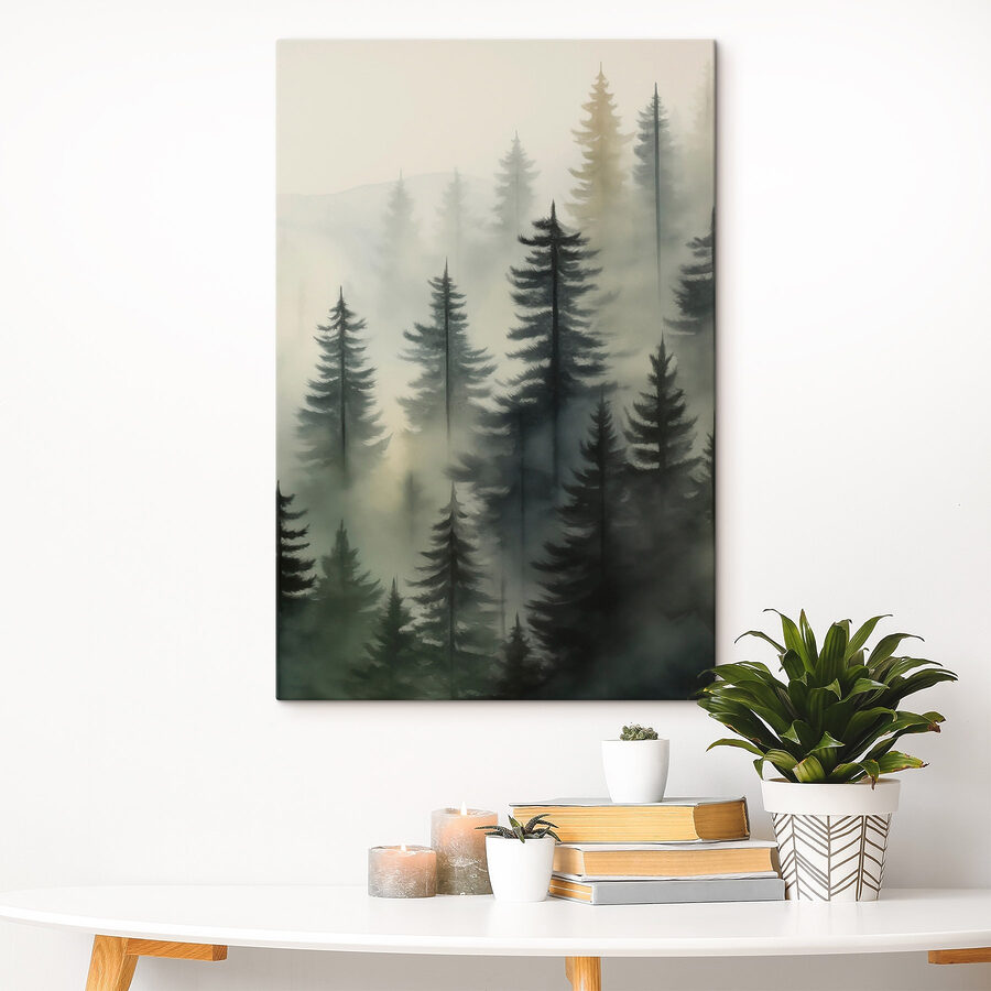 Nebliger Wald mit Bäumen