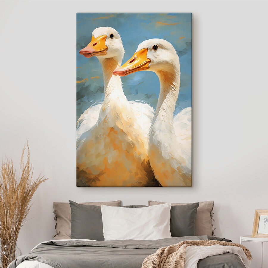 Paar weiße Enten mit orangefarbenen Schnäbeln Paar weiße Enten mit orangefarbenen Schnäbeln