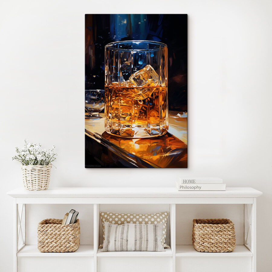 Glas mit bernsteinfarbener Flüssigkeit und Eiswürfeln