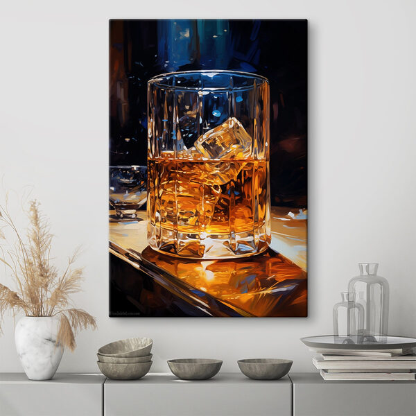 Glas mit bernsteinfarbener Flüssigkeit und Eiswürfeln Glas mit bernsteinfarbener Flüssigkeit und Eiswürfeln