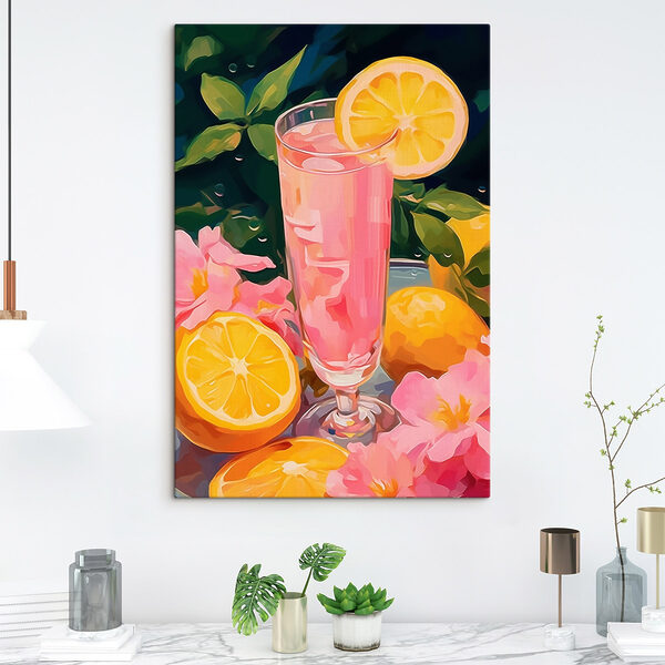 Glas mit rosa Flüssigkeit, Zitronen und Blumen Glas mit rosa Flüssigkeit, Zitronen und Blumen