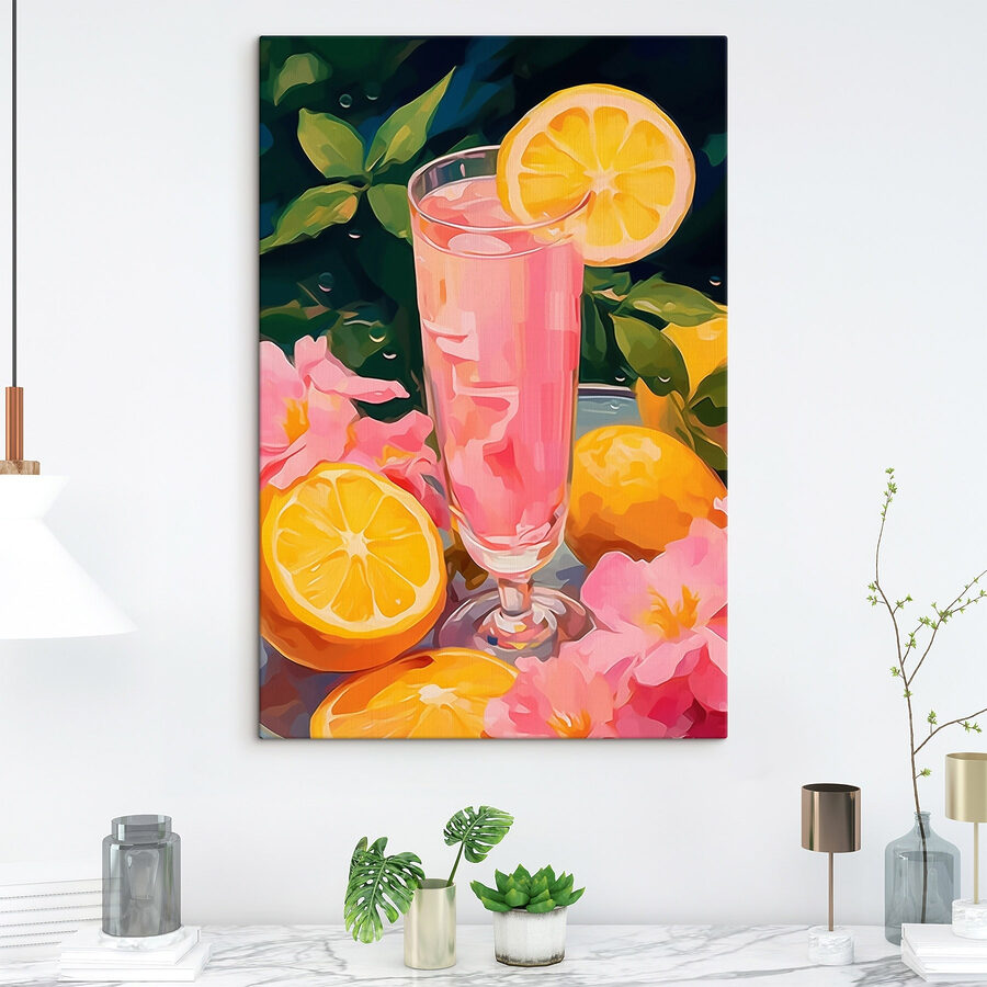 Glas mit rosa Flüssigkeit, Zitronen und Blumen Glas mit rosa Flüssigkeit, Zitronen und Blumen