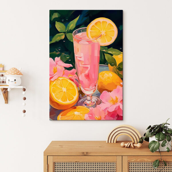 Glas mit rosa Flüssigkeit, Zitronen und Blumen Glas mit rosa Flüssigkeit, Zitronen und Blumen