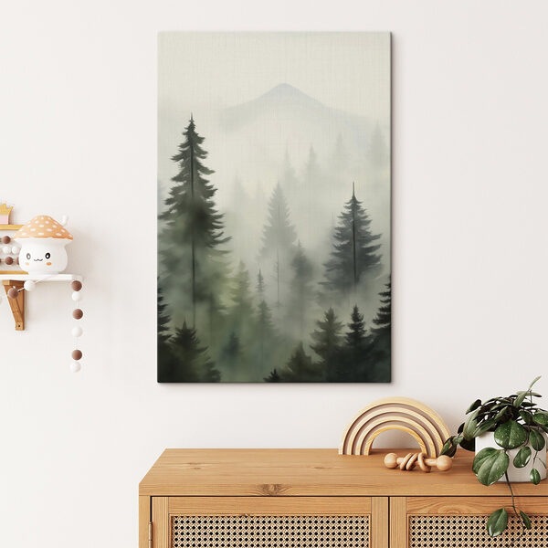 Nebliger Wald mit Bäumen und einem Berg im Hintergrund Nebliger Wald mit Bäumen und einem Berg im Hintergrund