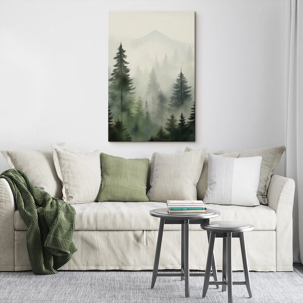 Nebliger Wald mit Bäumen und einem Berg im Hintergrund Nebliger Wald mit Bäumen und einem Berg im Hintergrund