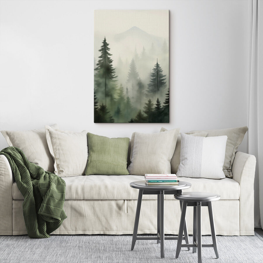 Nebliger Wald mit Bäumen und einem Berg im Hintergrund