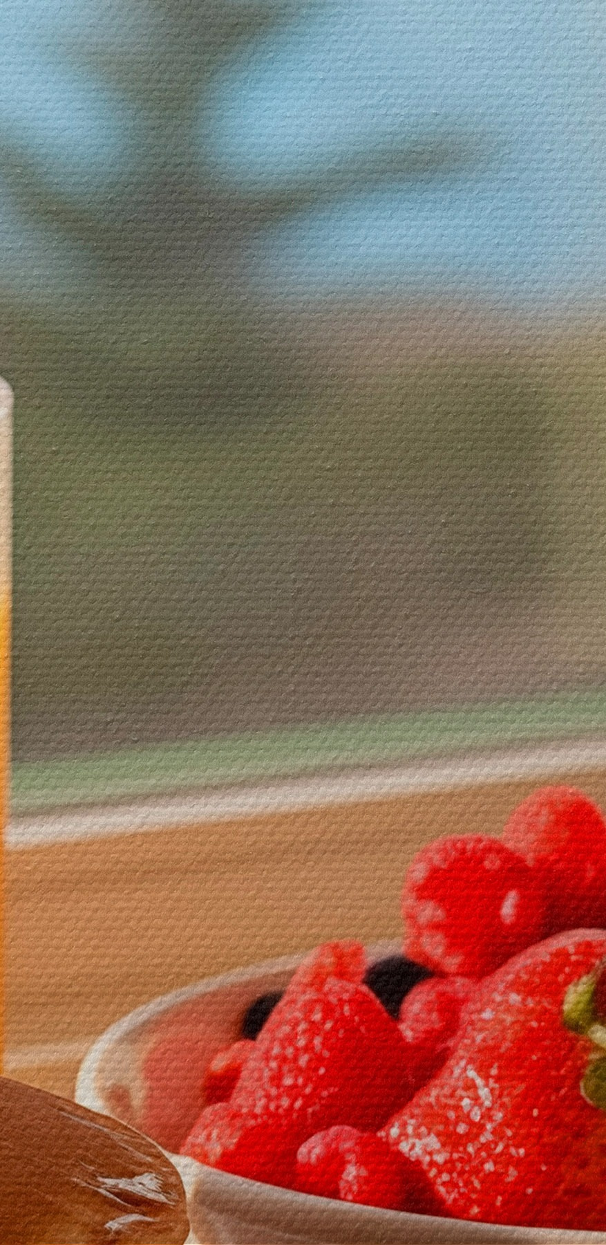 Stapel Pfannkuchen mit Beeren und einem Glas Saft auf einem Tisch