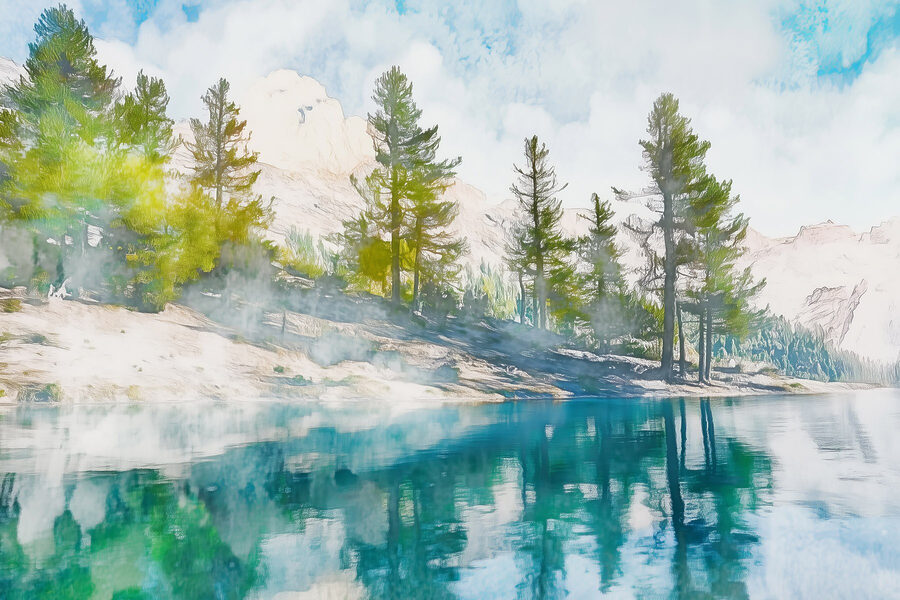 Wasser mit Bäumen und Bergen im Hintergrund