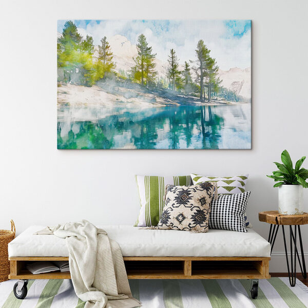 Wasser mit Bäumen und Bergen im Hintergrund Wasser mit Bäumen und Bergen im Hintergrund