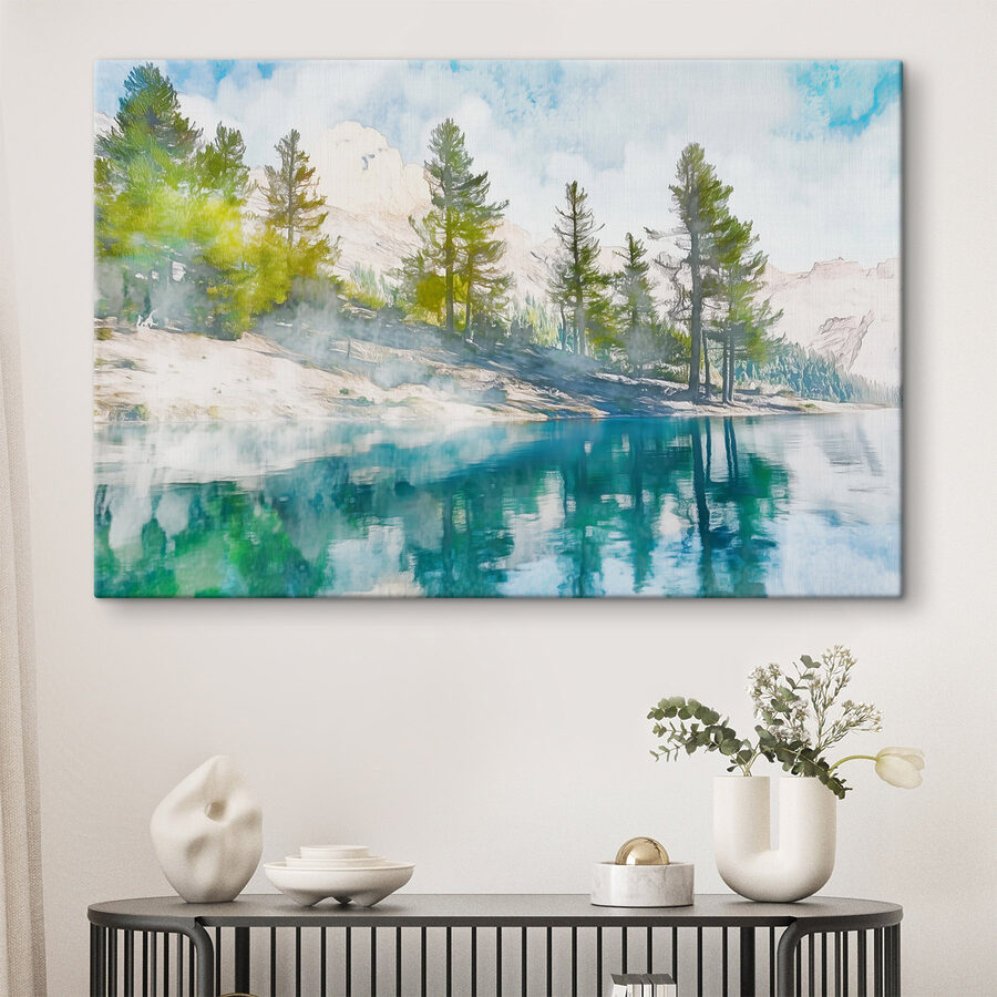 Wasser mit Bäumen und Bergen im Hintergrund