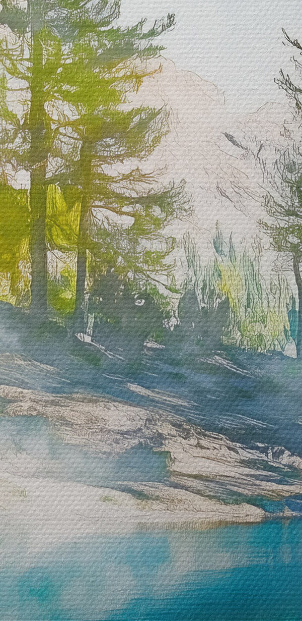 Wasser mit Bäumen und Bergen im Hintergrund Wasser mit Bäumen und Bergen im Hintergrund