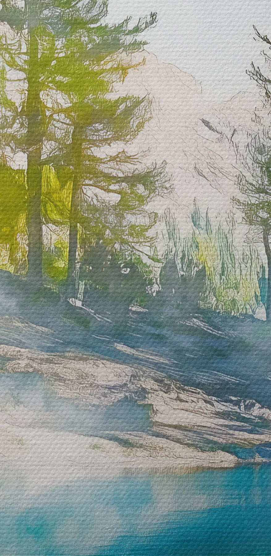 Wasser mit Bäumen und Bergen im Hintergrund