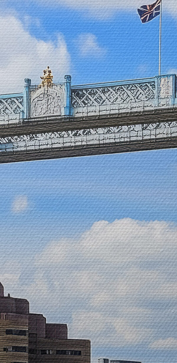 Brücke über das Wasser mit Türmen und Fahnen Brücke über das Wasser mit Türmen und Fahnen