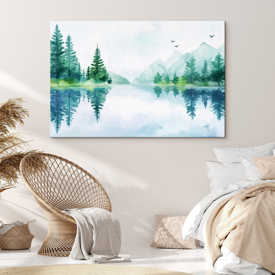 Wasser mit Bäumen und Bergen im Hintergrund