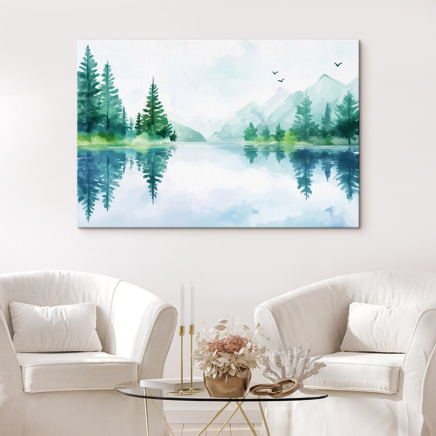 Wasser mit Bäumen und Bergen im Hintergrund