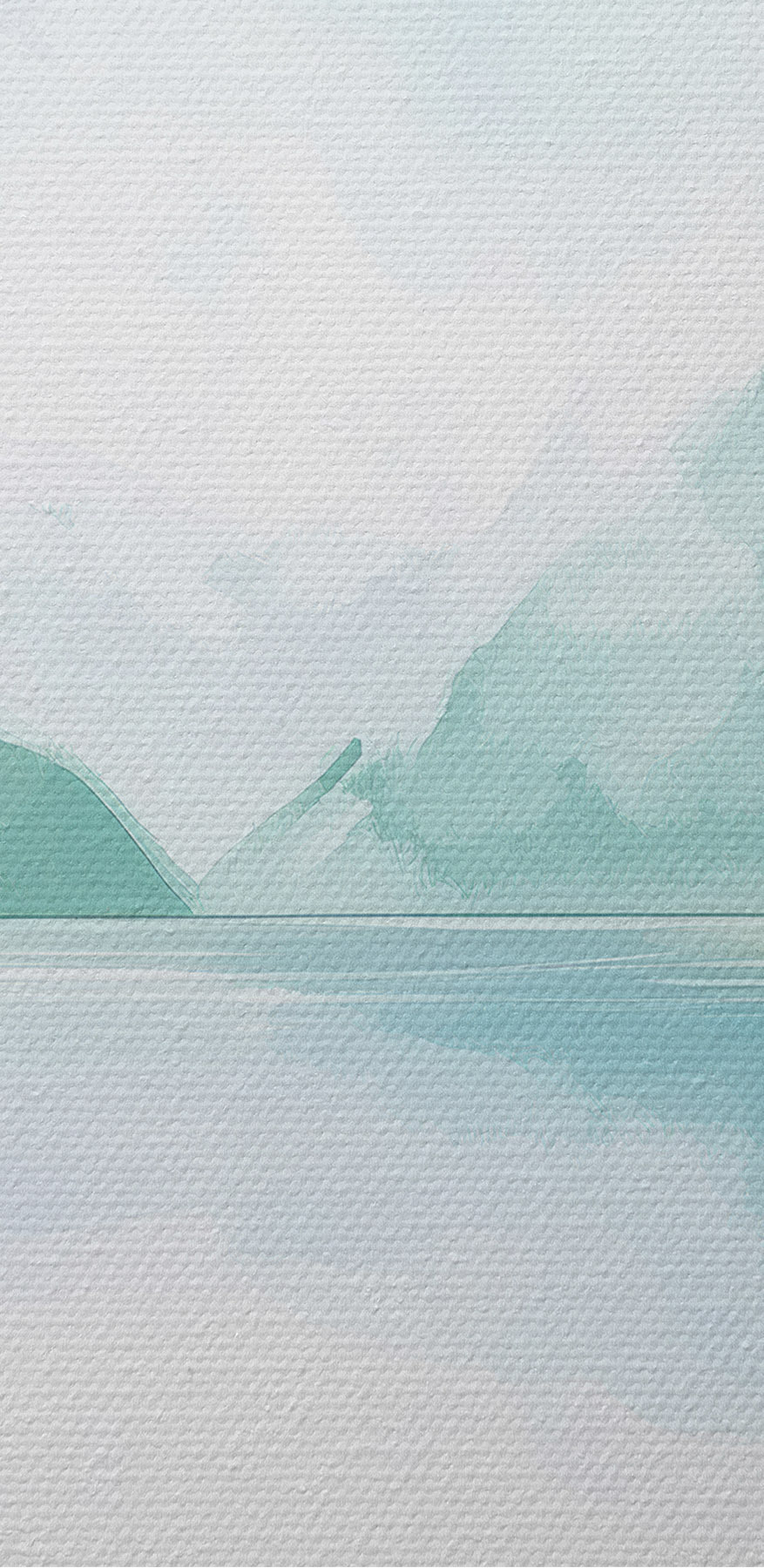 Wasser mit Bäumen und Bergen im Hintergrund