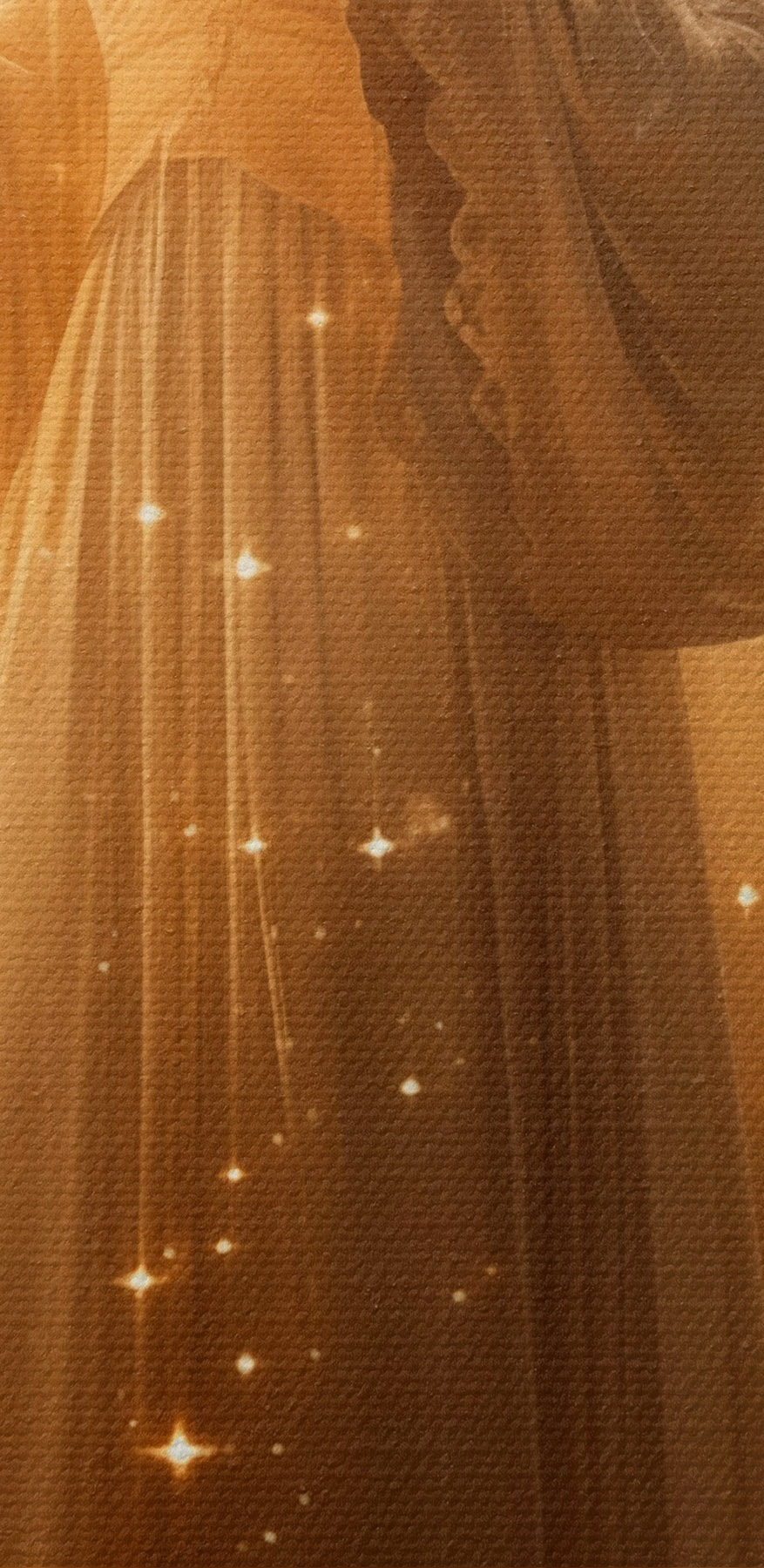Frau im weißen Kleid