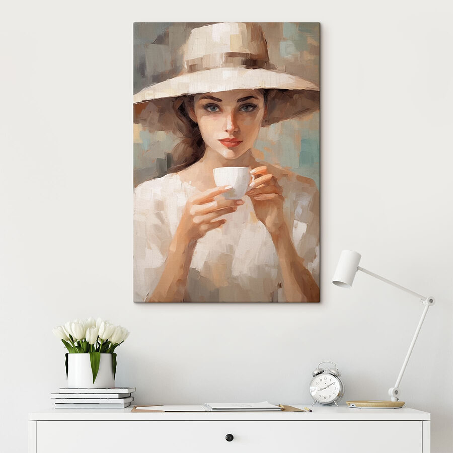 Frau mit Hut hält eine Tasse