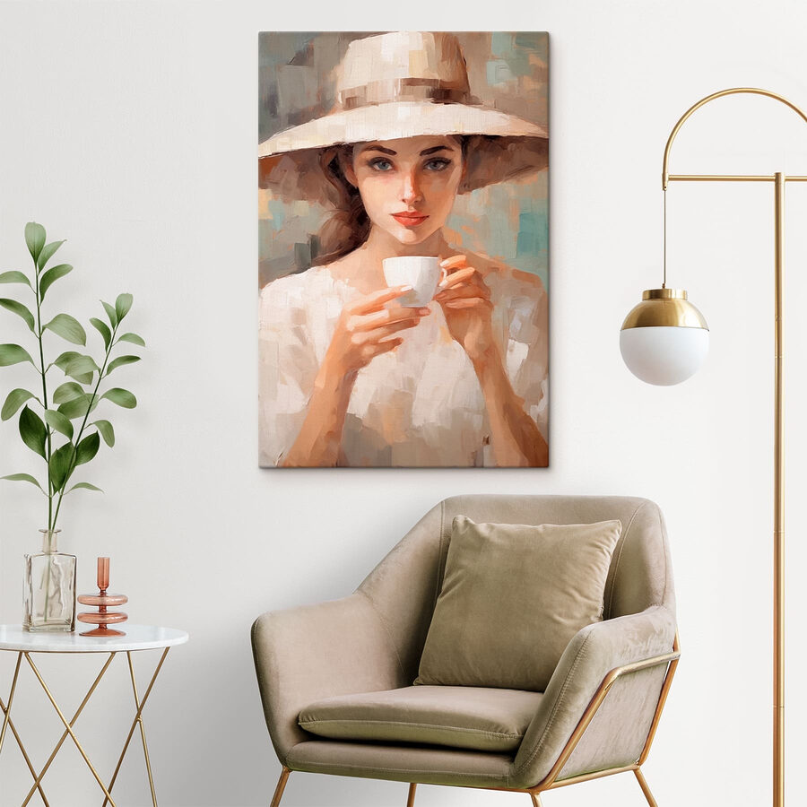Frau mit Hut hält eine Tasse