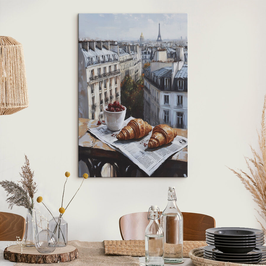 Tasse Kaffee und Croissants auf einem Tisch mit Gebäuden im Hintergrund