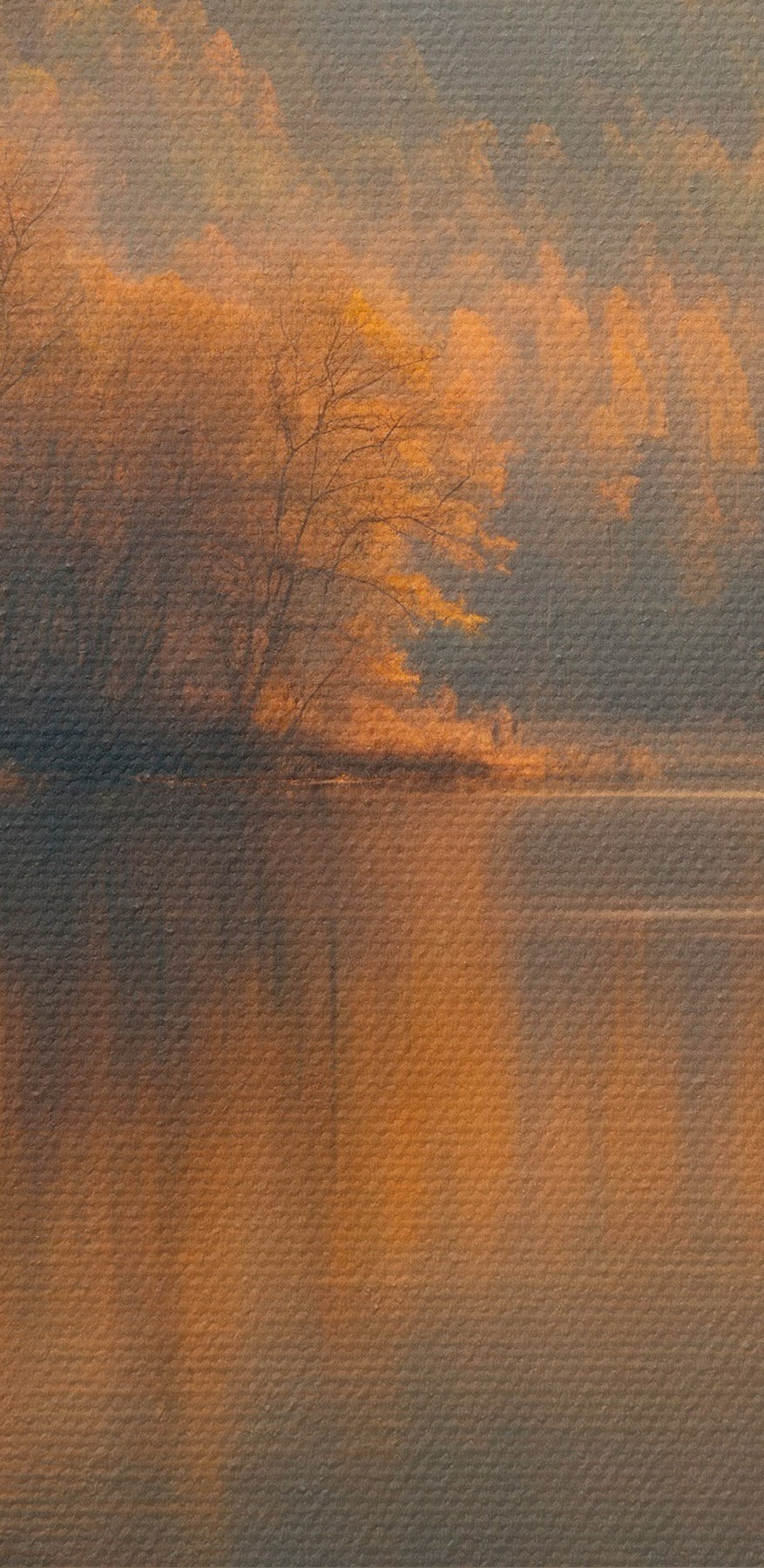 See mit Bäumen und Bergen im Hintergrund See mit Bäumen und Bergen im Hintergrund