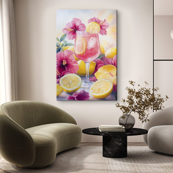 Glas mit rosa Getränk mit Zitronen und Blumen Glas mit rosa Getränk mit Zitronen und Blumen