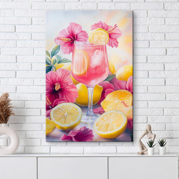 Glas mit rosa Getränk mit Zitronen und Blumen Glas mit rosa Getränk mit Zitronen und Blumen
