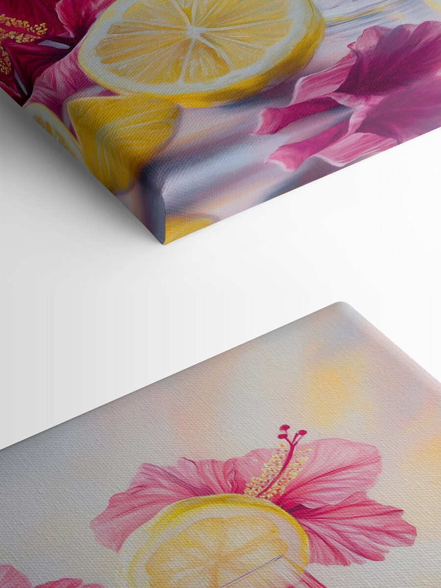 Glas mit rosa Getränk mit Zitronen und Blumen Glas mit rosa Getränk mit Zitronen und Blumen