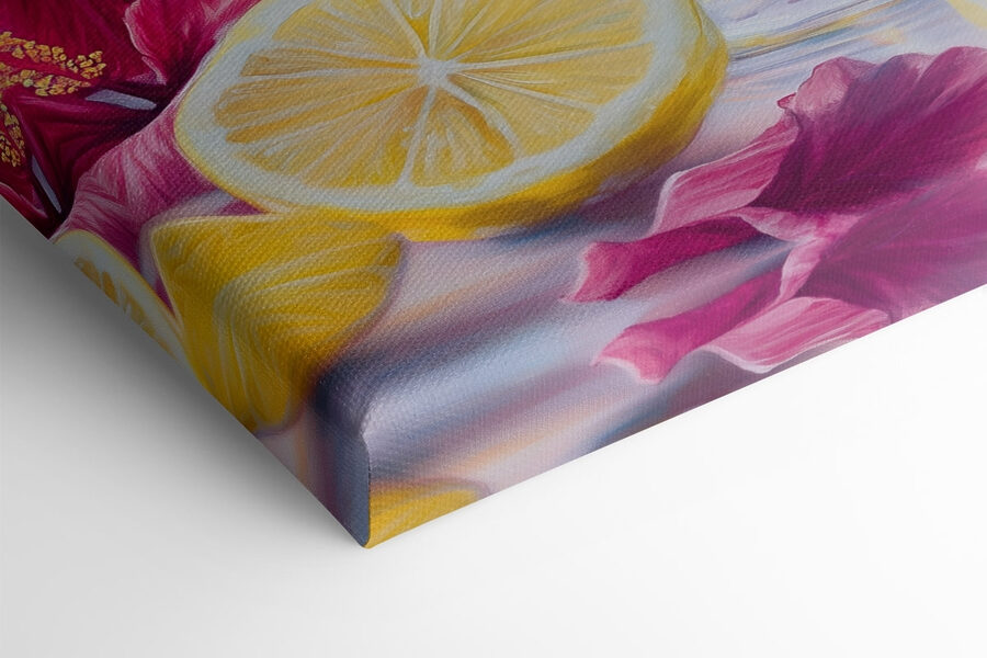 Glas mit rosa Getränk mit Zitronen und Blumen Glas mit rosa Getränk mit Zitronen und Blumen