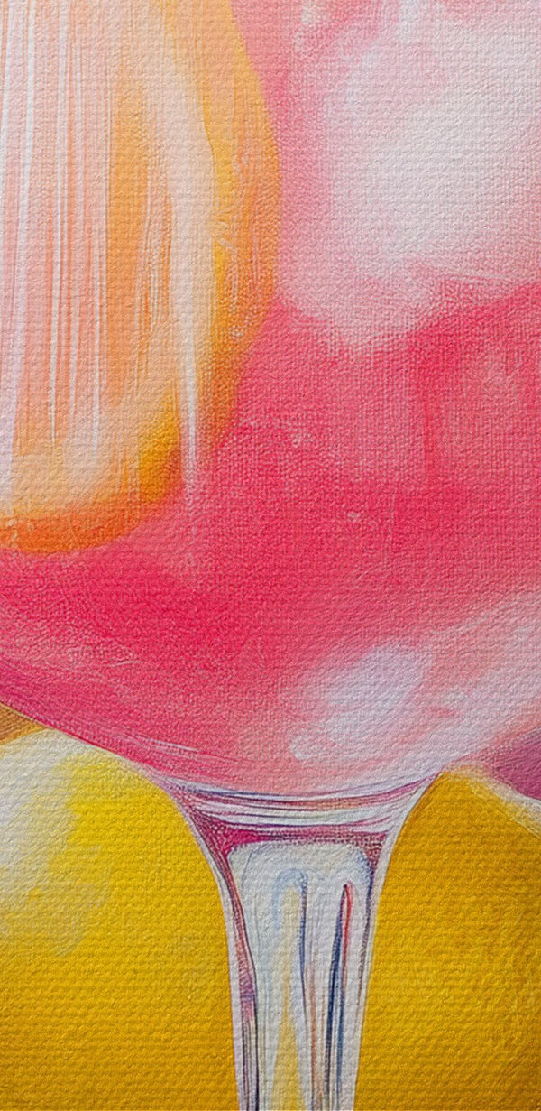 Glas mit rosa Getränk mit Zitronen und Blumen Glas mit rosa Getränk mit Zitronen und Blumen