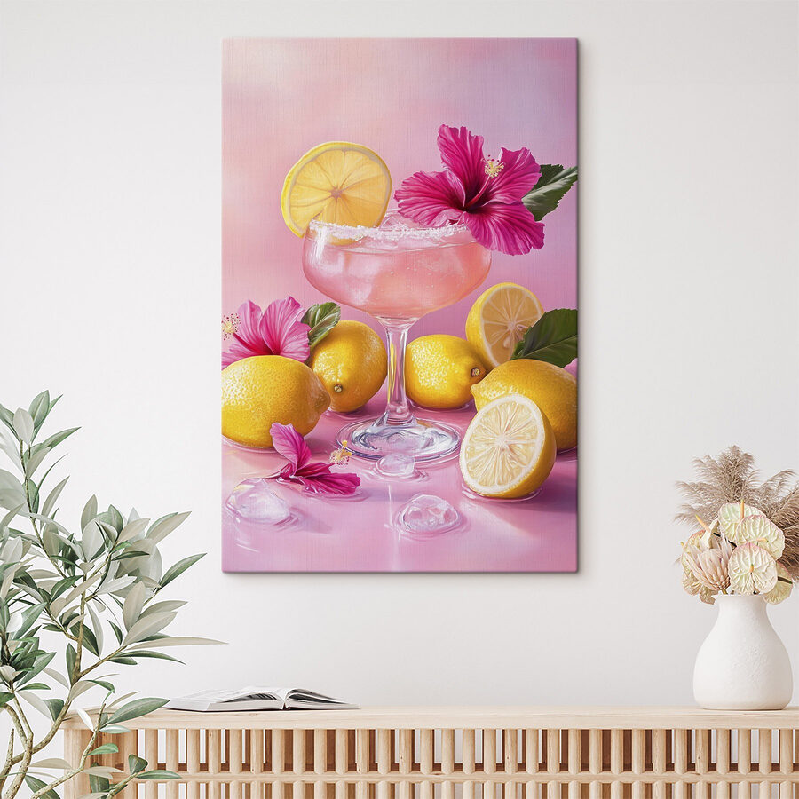 Glas mit rosa Getränk und Zitronen