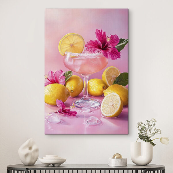 Glas mit rosa Getränk und Zitronen Glas mit rosa Getränk und Zitronen