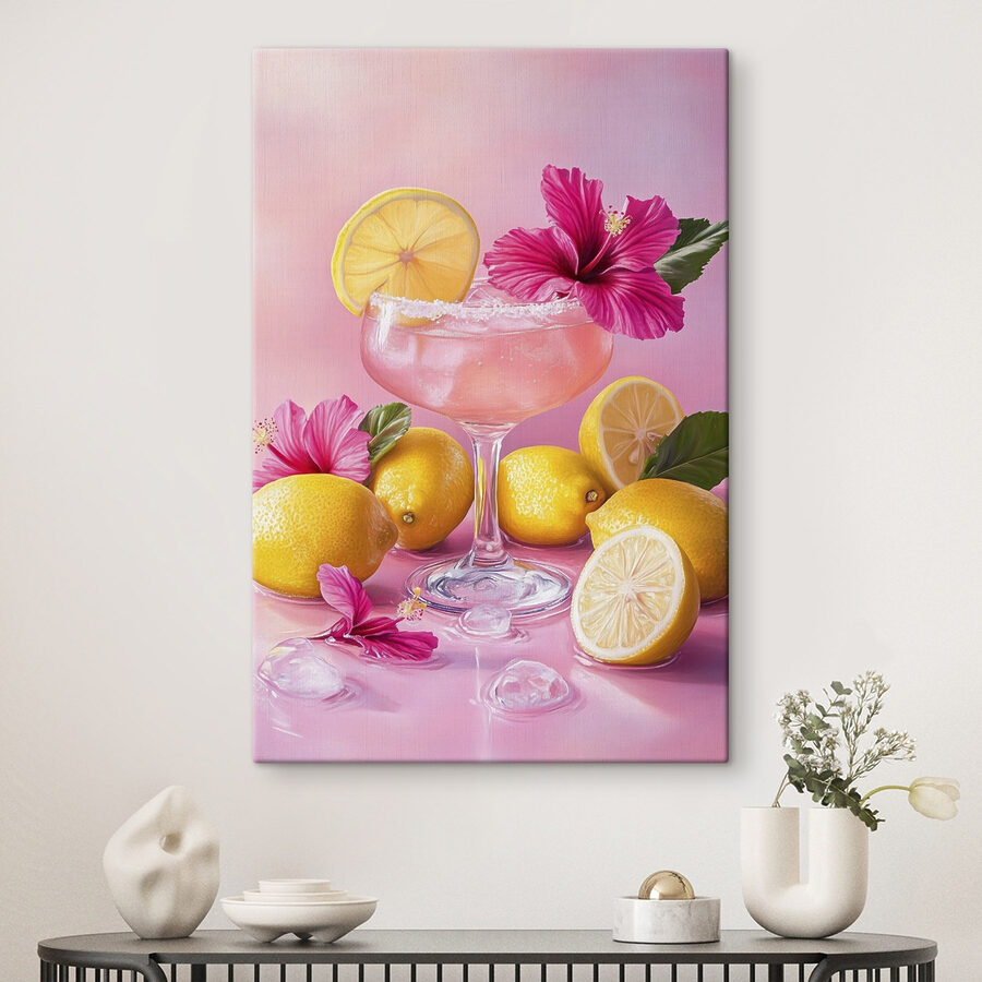 Glas mit rosa Getränk und Zitronen