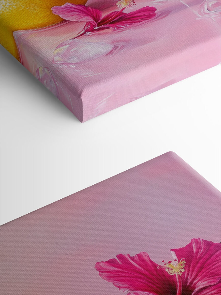 Glas mit rosa Getränk und Zitronen