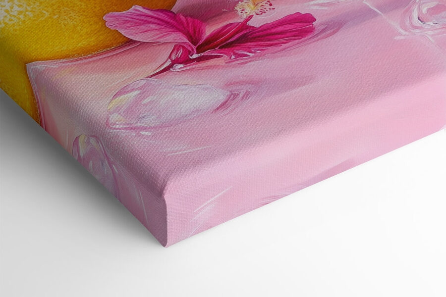 Glas mit rosa Getränk und Zitronen