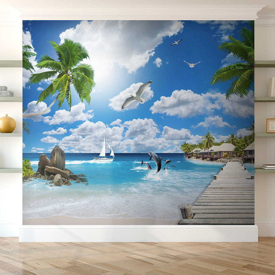 Holzsteg mit Palmen und einem Strand mit Booten und Delfinen