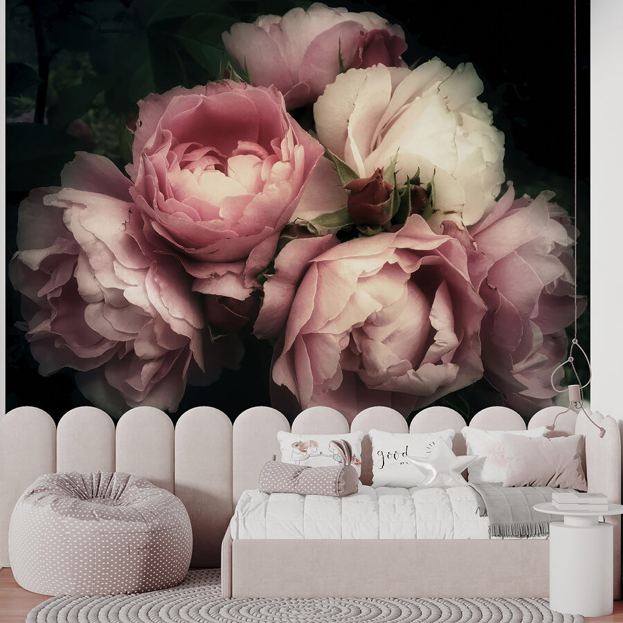 Gruppe von rosa und weißen Rosen