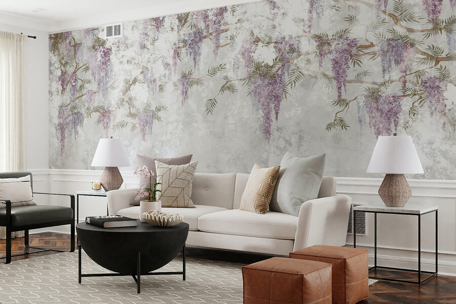 Weiße Wand mit lila Blumen