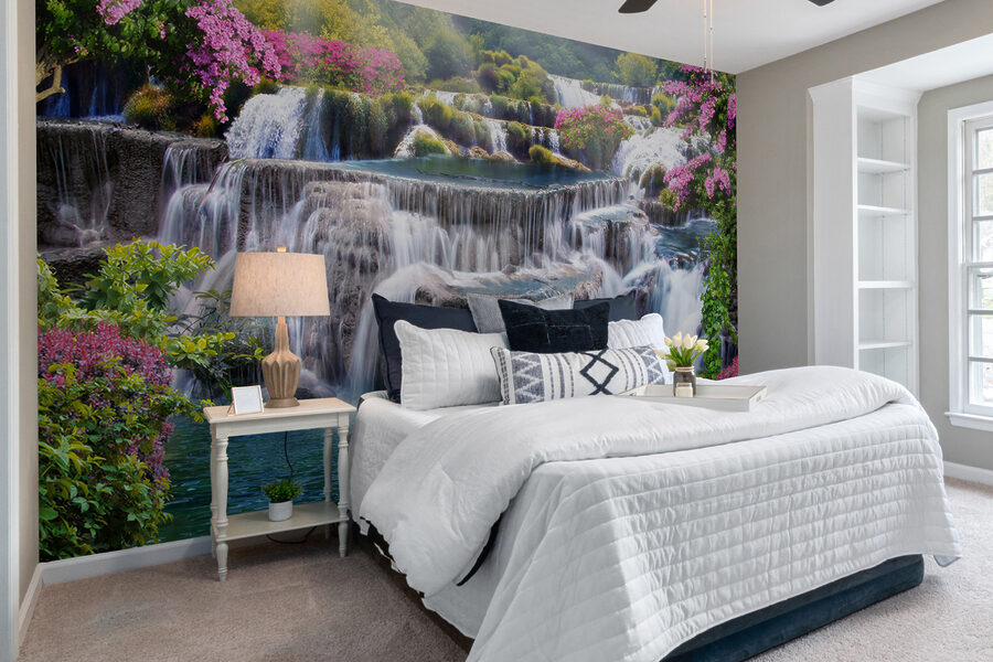 Wasserfall mit Blumen und Bäumen Wasserfall mit Blumen und Bäumen