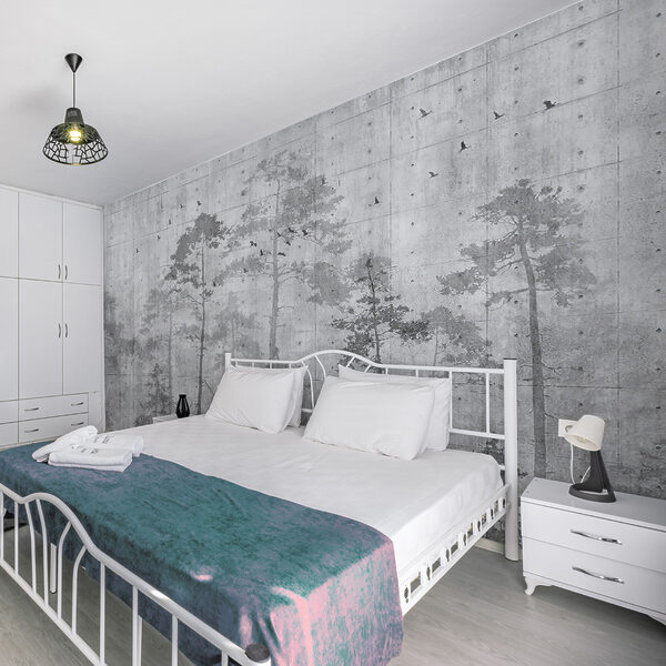 Graue Wand mit Bäumen und Vögeln Graue Wand mit Bäumen und Vögeln