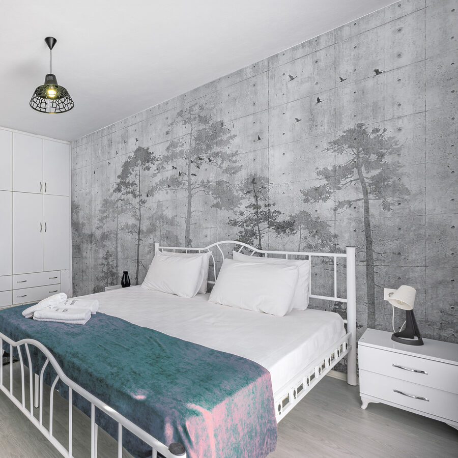 Graue Wand mit Bäumen und Vögeln Graue Wand mit Bäumen und Vögeln